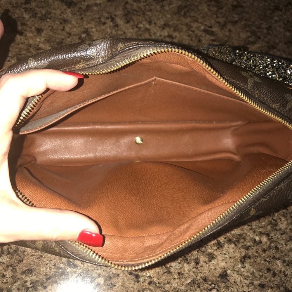 LV Clutch/Crossbody - Picture 4 of 8